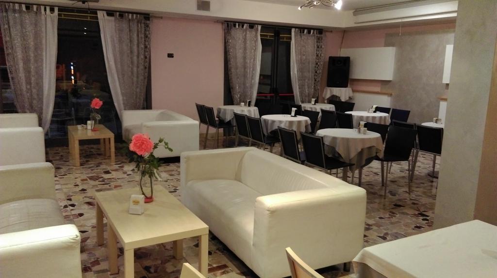 Hotel Flaminio Tavernelle Serrungarina Eksteriør bilde
