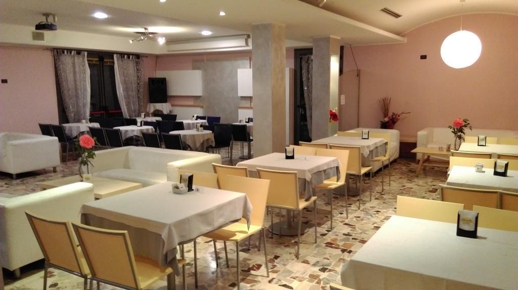 Hotel Flaminio Tavernelle Serrungarina Eksteriør bilde