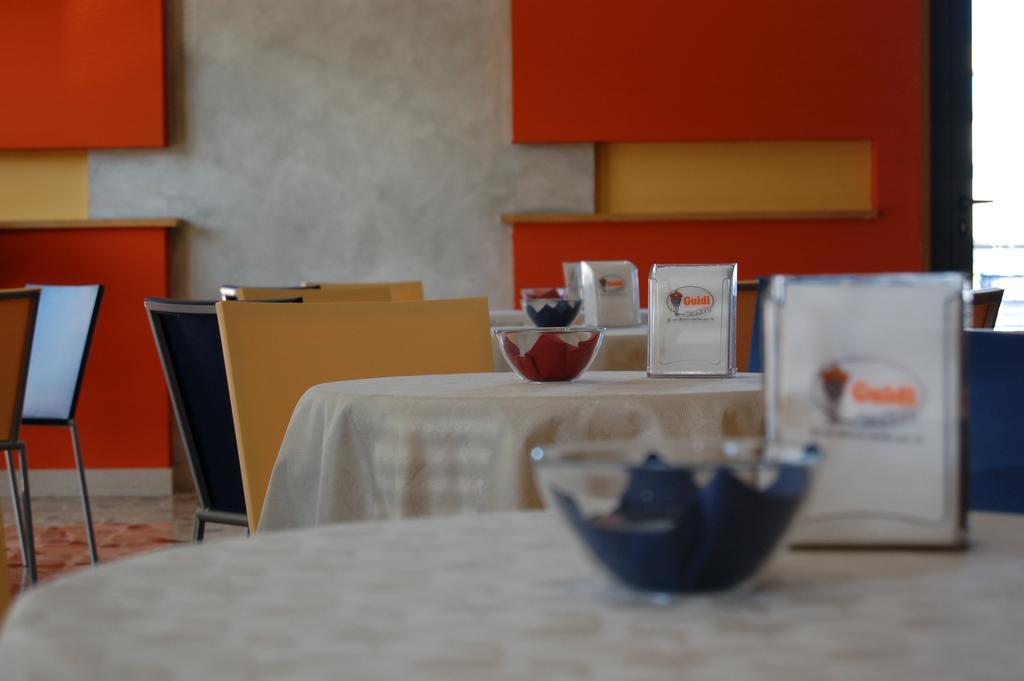 Hotel Flaminio Tavernelle Serrungarina Eksteriør bilde